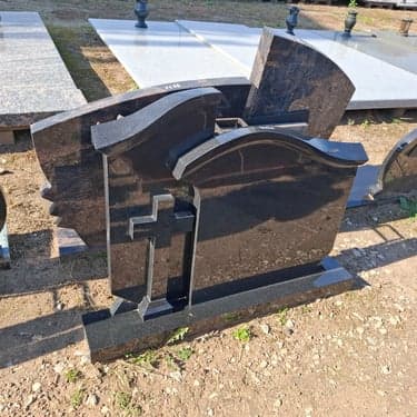 Dviejų dalių paminklai 47