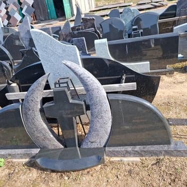 Trijų ir daugiau dalių paminklai 30